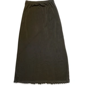 Kjol vintage  - Vintage brun lång kjol i lätt material. Så fin! Jag är 174cm lång och brukar oftast bära xs/s. Det står inte vad det är för storlek på den men skulle säga att den är en small 