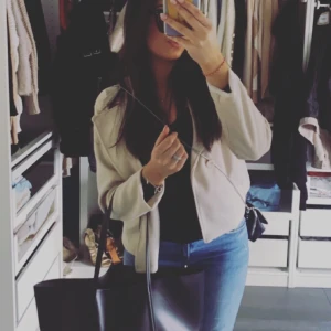 Kappa - Säljer denna beige korta kappa.  Inte så varm (höst/vår kappa)