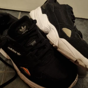 Adidas sneakers  - Snygga sneakers från Adidas. Använda 2 ggr utomhus. Felköp i storlek så säljer vidare dem nu. 💜