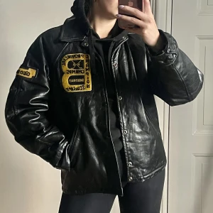 Vintage jacka - Världens coolaste jacka! Fodrad och skön :) Jag på bild är 171/XS! Svårt att tyda storlek men tror det står 40!