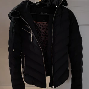 Jacka - Säljer denna fina Hollies jacka då den inte kommer till användning❣️pälsen är tyvärr borta men jackan är i nyskick och använd ett fåtal gånger! Köpt för ca 2200kr❣️