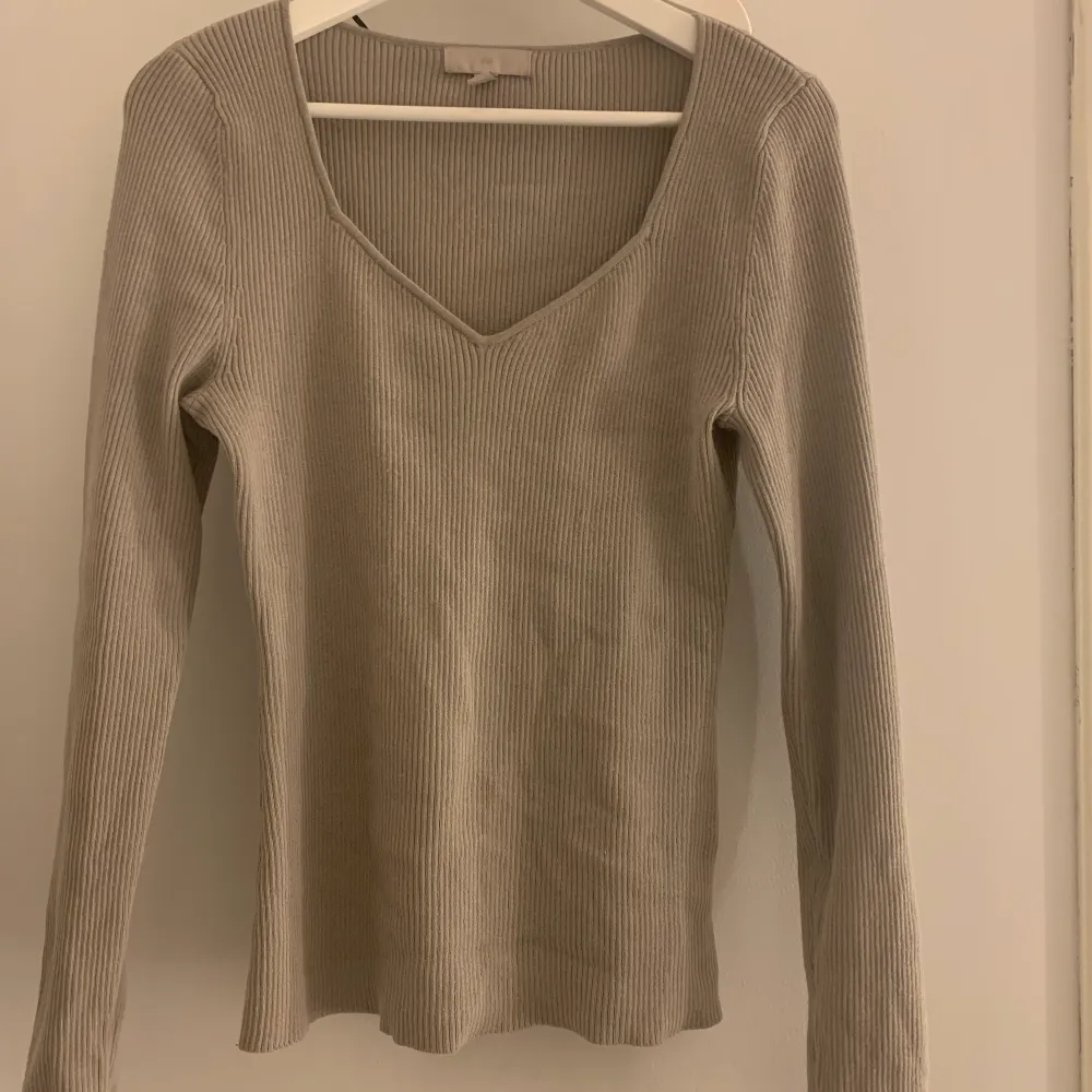 Superfin grå tröja från hm i storlek m, säljer för att jag tycker den är lite för stor💕 jättebra skick inga defekter och superskönt material❤️. Stickat.