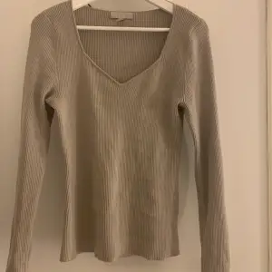 Superfin grå tröja från hm i storlek m, säljer för att jag tycker den är lite för stor💕 jättebra skick inga defekter och superskönt material❤️