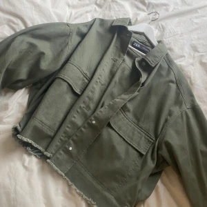 Jeans jacka  - Denna fina jackan har tyvärr aldrig kommit till användning så i nyskick 🥰