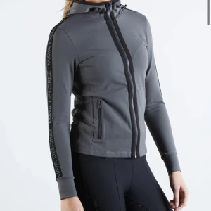 Tröja från Mayadelorez - Jättesnygg tröja från mayadelorez! Väldigt bra skick, säljer då jag inte rider längre. Tröjan är i storlek xxs men den sitter perfekt på mig som är xs - s! 🤍 Nypris: 899kr