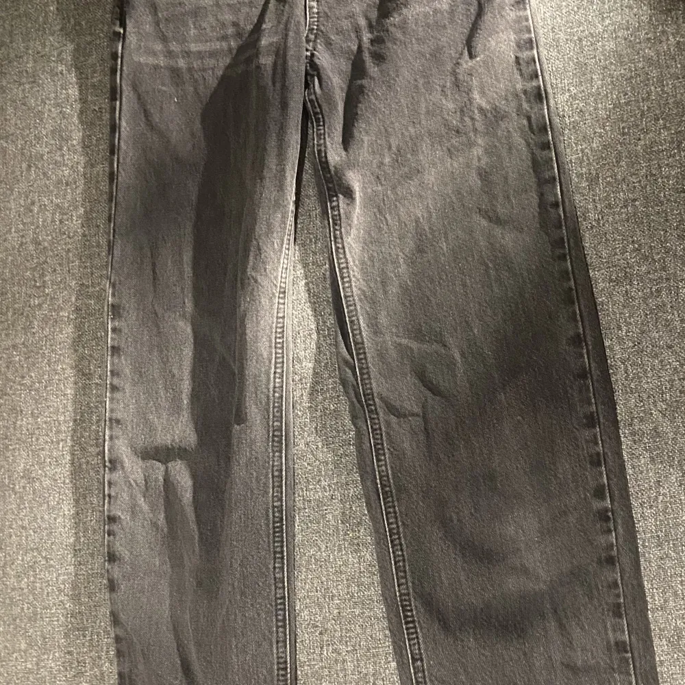 Svarta jeans ifrån Gina tricot i storlek 140. Jeans & Byxor.