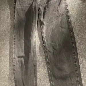 Svarta jeans ifrån Gina tricot i storlek 140