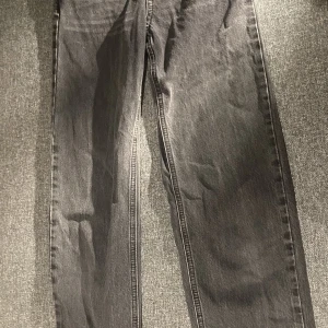 Jeans storlek 140 - Svarta jeans ifrån Gina tricot i storlek 140