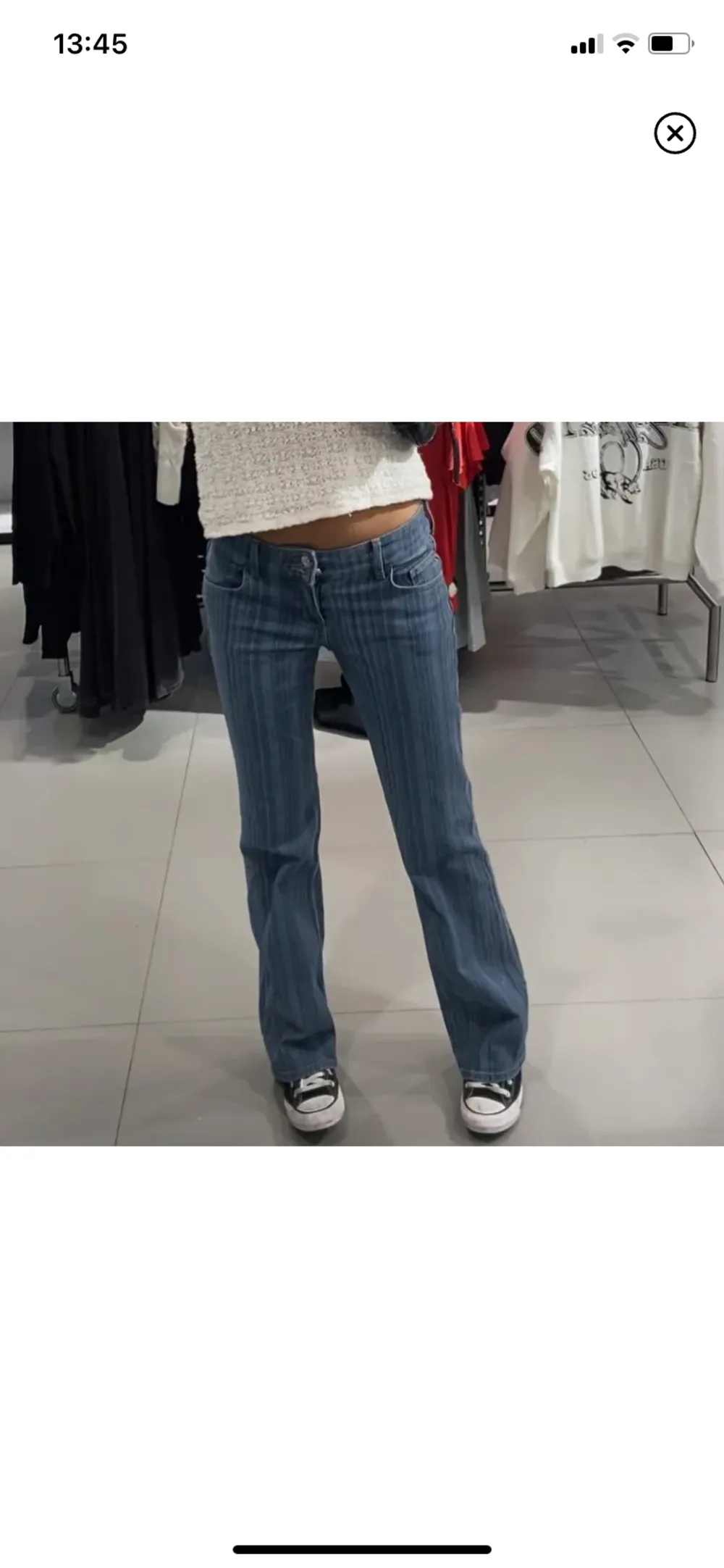 Superfina lågmidjade jeans från H&M med räbder på 💗. Jeans & Byxor.