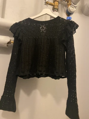 Zara blus - Säljer en fin tröja från zara som är helt ny men drog bort prislappen. Köpt för 1 månad sen men kommer inte komma till användning!! Helt ny och fint skick Köp för 299+frakt