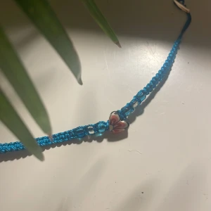 Armband 🌸 - Ett jättefint armband köpt på en marknad i Spanien för cirka 40 kr. Knappt använd.  25 cm lång. Super gullig armband 🌸