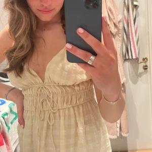 Klänning - Så fin klänning som funkar både till sommaren men oxå till hösten med en snygg stickad🔥🙌🏻 Sparsamt använd❤️❤️