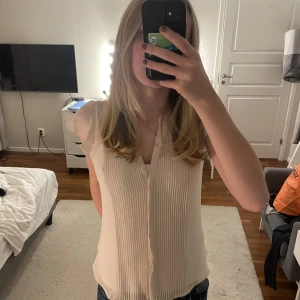 Blus - Säljer denna supergulliga blus från HM. Den är i superbra skick. Frakten ingår ej u priset och priset kan diskuteras💕