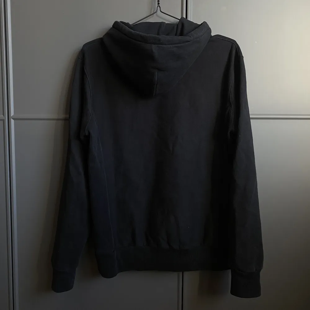 Nee black svart hoodie i lite hårdare material, lite urtvättad färg . Hoodies.