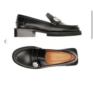 Loafers med smycke från Ganni - Fantastiskt fina loafers som tyvärr inte passar. Nypris 3.200kr