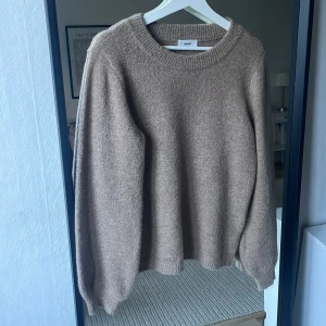 Stickad tröja - Säljer en beige stickad tröja från Object. Nästintill oanvänd, fint skick! Svårt att fånga färgen på bild🤎