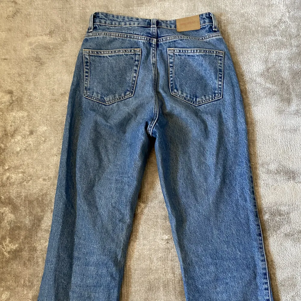 Weekday rowe jeans 25/30 passar perfekt på mig som är 165. Jeans & Byxor.