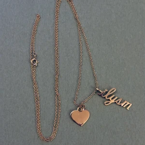 Långt halsband 925 silver, äkta guld plätering. - Lång kedja samt två berlocker, ett hjärta och ett från Therese Lindgrens kollektion ”ilysm” förkortning i love you so much. Äkta silver 925 med plätering äkta guld. 