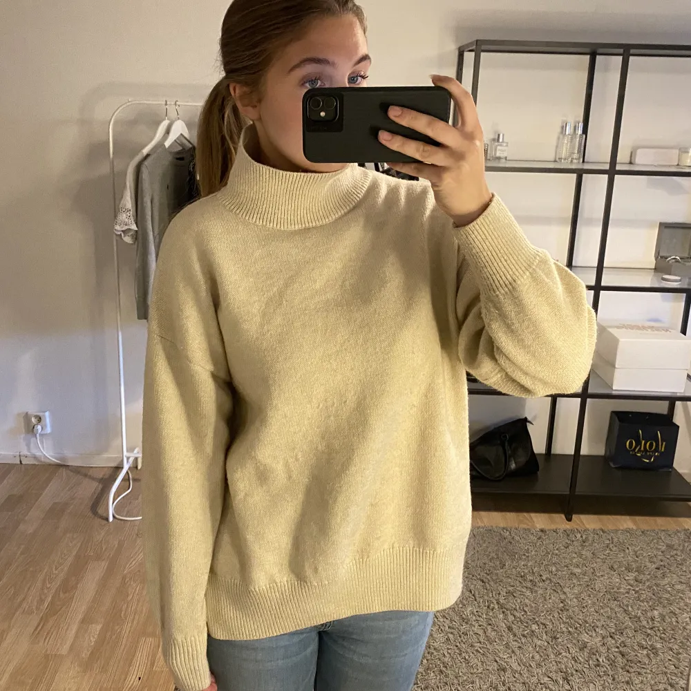 Super fin trendig tröja med krage från h&m! 🫶🏼. Neuleet.