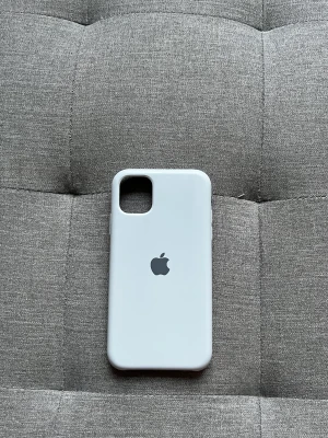 Apple “Set” - en apple mobilskal som passar till iphone 11, två skalar till airpods 1:e generation, och två band till apple watch. priset kan alltid diskuteras.