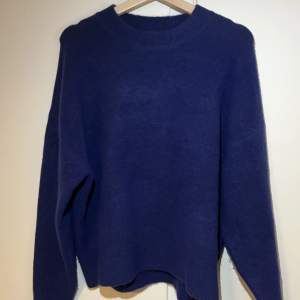 Mörkblå stickad tröja från Zara. Fint skick! Vid frågor/ fler bilder, hör av dig:) 
