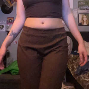 hemsydd kostymbyxa  - Bruna kostymbyxor jag gjort själv! De har lite röda detaljer som syns bättre på sista bilden, dom e stdda i mått som passar mig, dvs S men har stretchbar resor så passar säkert M med. Väldigt sköna vill jag påpeka, inte så långa utan mer i ankellängd 🤎