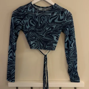 4 fina toppar🤎 - Fina toppar som är nästan helt oanvända. Blå och vita toppen är i storlek  XS. Spets topparna är i storlek S. Alla toppar tillsammans säljs för 70kr. ❤️(vill man ha en separat skicka iväg en chat så löser vi det)