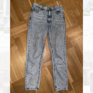 Gina tricot perfect jeans - Ljusblåa stone washed mom jeans från gina, kommer inte ihåg exakt vad modellen heter. Supersnygga!