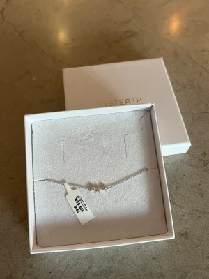 Syster P armband ”triple star” - Armband från Syster P i silver med stjärnor. Aldrig använd. 