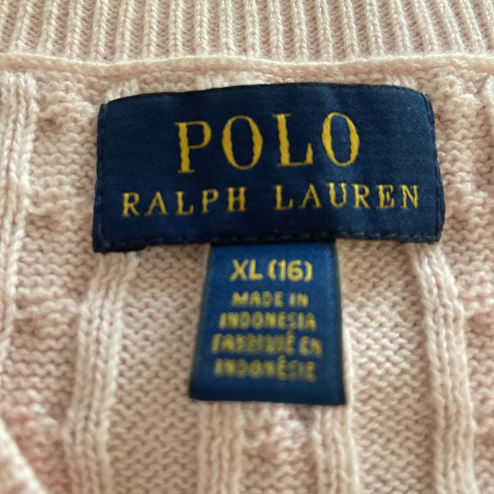 Säljer min jätte fina Ralph Lauren kofta i storlek 160, nypris ungefär 1000kr.. Tröjor & Koftor.