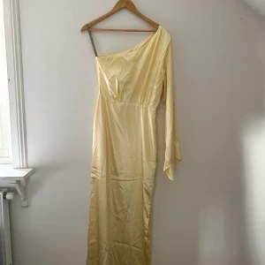Nicole Falciani x bubbleroom balklänning  - Sååå fin gul satin klänning till exempelvis bal. Aldrig använd då jag hittade en annan balklänning och glömde skicka tillbaka. Storlek 34 och passade mig som är 162.