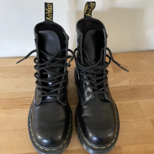 Dr. Martens - Hej jag säljer mina Dr. Martens. Köpta förra året och använda ca 4 gånger. Nypris 2200 kr. Modellen är 1460 Bex. 