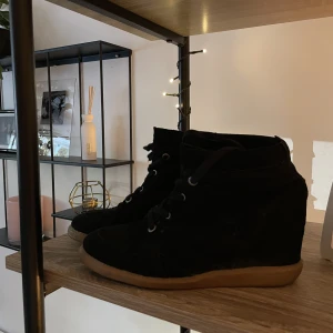 Sköna höstskor - Jättefina väl använda svarta sneakers med en liten klack. Inte säker på vart exakt de kommer ifrån💕💕😙