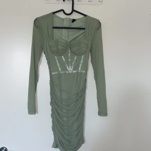 Klänning  - Säljer en klänning som jag köpt från SHEIN för ett tag sedan, har bara legat i garderoben för den inte passade och tyckte det var onödigt att skicka tilllbaka ett klädesplagg så testar nu att sälja den här, den ser mindre ut än vad den är då det är strech