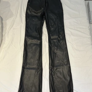 Skinnbyxor - Skinnbyxor bootcut från madlady, kommer ej till användning.  Mycket bra skicka Köparen står för frakten! 
