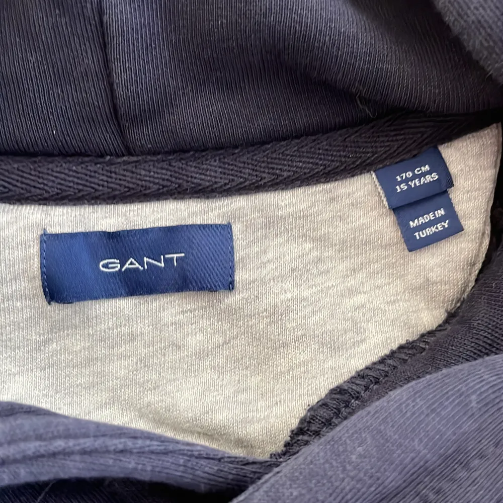 9/10 skick använd 2 gånger bara. Säljet pga att den var lite för liten.. Hupparit & Collegepaidat.