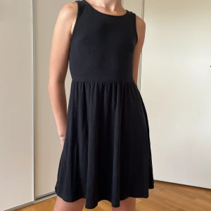 Svart klänning - Skön vardagsklänning i matt svart.