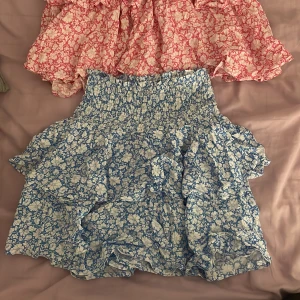 Kjol - 2 likadana kjolar i samma modell! En rosa och en blå. Säljer för jag inte gillar den sortens kjol! 100 för en kjol 200 för båda