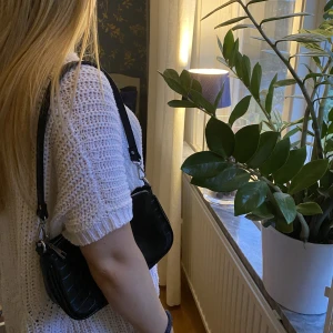 Svart axelväska💘 - Jättefin och sparsamt använd axelväska från gina💘passar till mycket nu i vinter och kan även användas som necessär💕