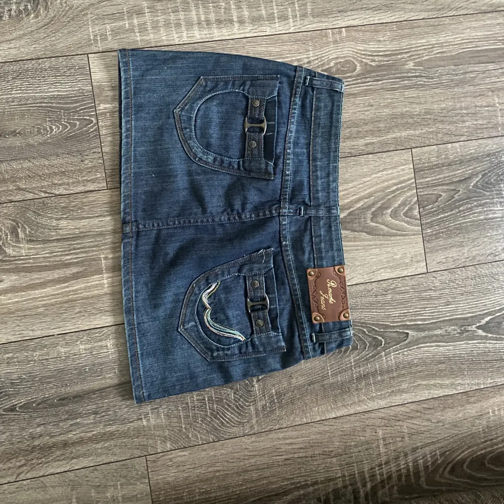 Lågmidjad jeans kjol❤️ Coola detaljer och snygg färg! Har inga bilder med den på då den är förstor❤️. Kjolar.