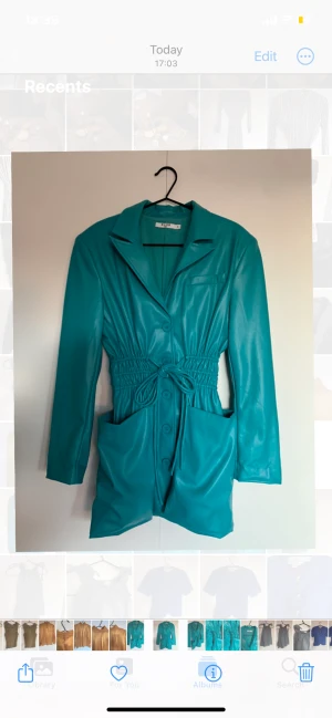 Klänning i PU - Supersnygg klänning/kappa i läderimitation! Härlig turkosblå färg! Använd en gång, storlek 38 men passar S/M/L! 