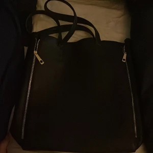 Väska  - Jätte fin att ha typ när man ska resa bort eller bara till stranden 