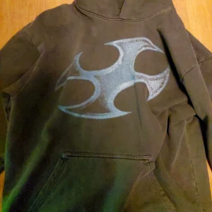 Vintage Svart Hoodie  - Cool svart hoodie jag köpt i new york