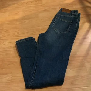 Jeans smala  - Jeans något högmidjade. Smal modell.  Nyskick. 