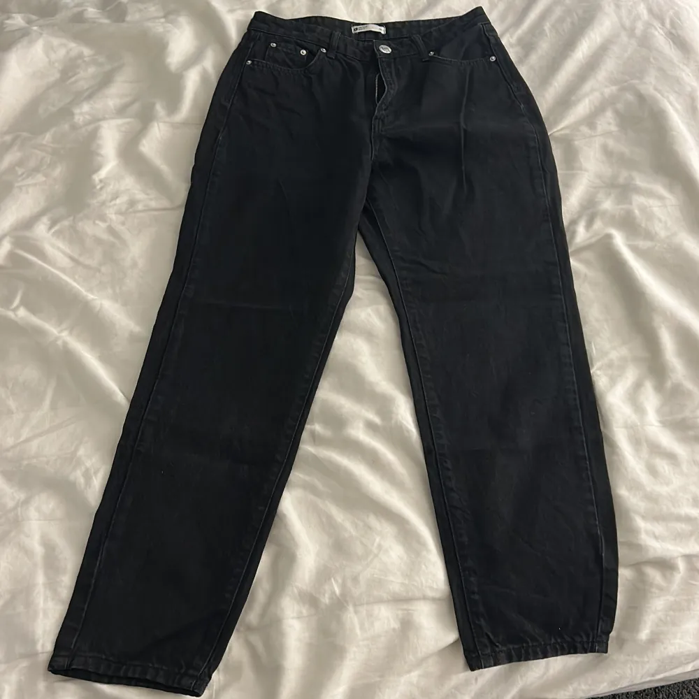 Så fina svarta jeans från ginatricot i modellen perfekt jeans🤍Har lite längre ben så är korta på mig därför används inte🤍Storlek 38. Jeans & Byxor.