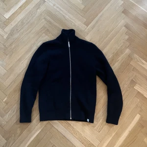 Norse projects cardigan - Tjena säljer min stickade norse projects cardigan, nypris ligger på 2000kr.