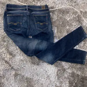 Riktigt snygga jeans skick 9,5/10 använd 1gång org pris ca 1000kr skönt material och dem sitter bra skriv om ni har frågor😀