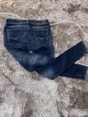 Fräscha jeans - Riktigt snygga jeans skick 9,5/10 använd 1gång org pris ca 1000kr skönt material och dem sitter bra skriv om ni har frågor😀