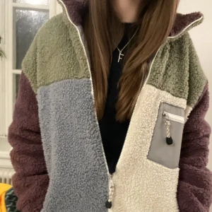 Teddy jacka - Säljer min skitsnygga Teddy jacka köpt second hand, säljes då jag flyttar och inte får plats 🥲 sååå snygg 