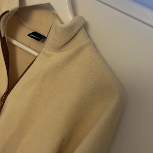 Croppad fleecejacka  - Lite sliten